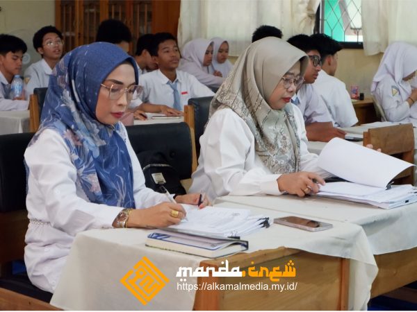 Seminar Hasil Karya Tulis Ilmiah (KTI) Kelas XI - Senin 20 Mei 2024